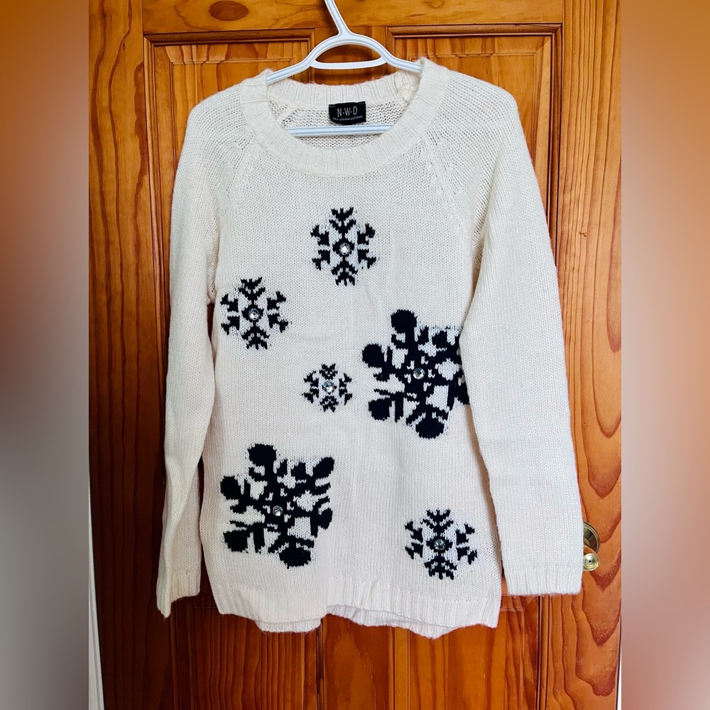 ‘NWD’ NEW WOMEN DESIGN White Bejewelled Snowflake Sweater, US M